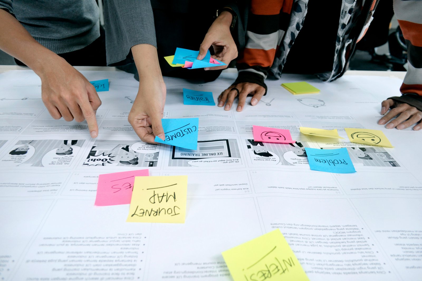 Equipo trabajando en la estrategia
